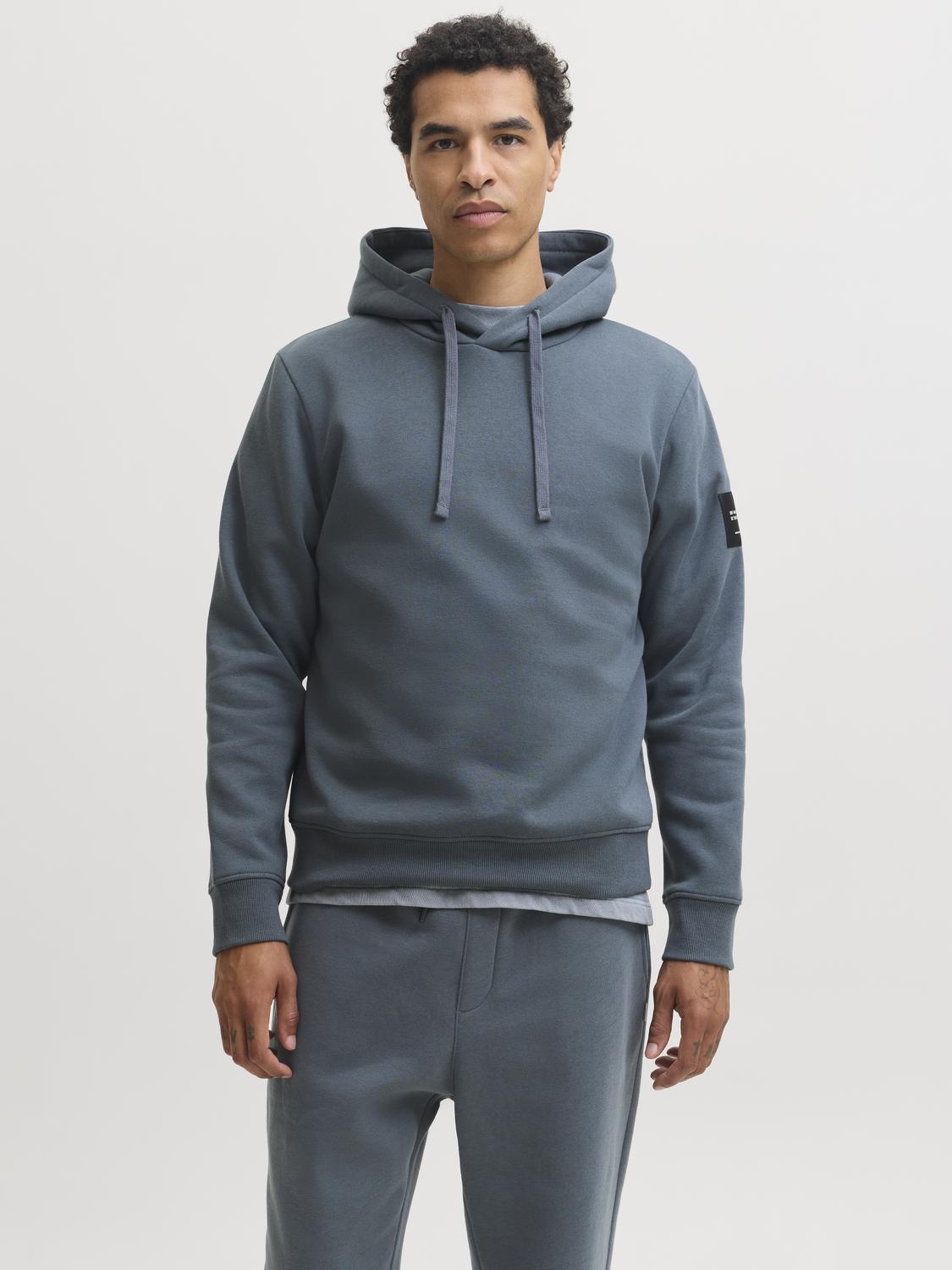 model_shot-front